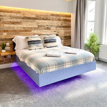Cloud9 Guest House - By Coastline Retreats - Newly Renovated, Beautiful Ensuite Rooms Near Seafront In Town Centre, Netflix, Superfast Wifi, Communal Kitchen 伯恩茅斯 外观 照片