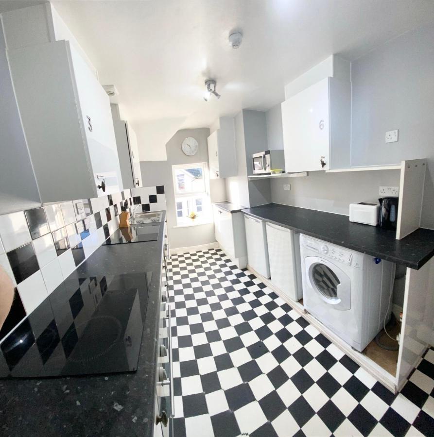 Cloud9 Guest House - By Coastline Retreats - Newly Renovated, Beautiful Ensuite Rooms Near Seafront In Town Centre, Netflix, Superfast Wifi, Communal Kitchen 伯恩茅斯 外观 照片