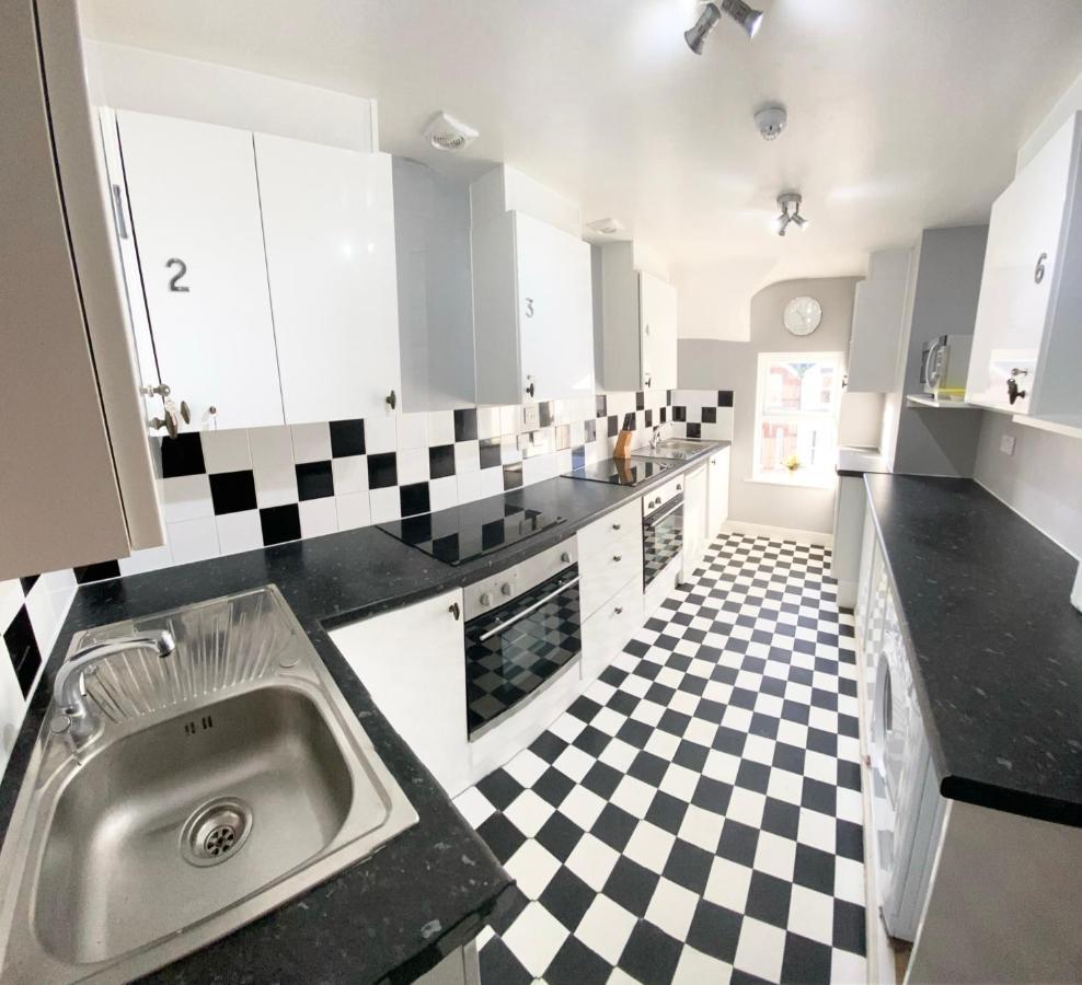Cloud9 Guest House - By Coastline Retreats - Newly Renovated, Beautiful Ensuite Rooms Near Seafront In Town Centre, Netflix, Superfast Wifi, Communal Kitchen 伯恩茅斯 外观 照片
