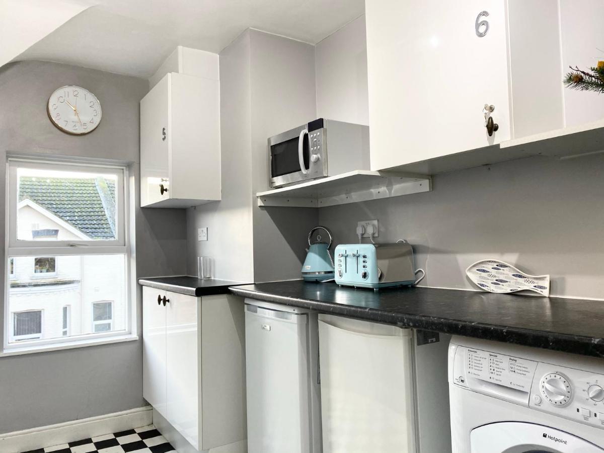 Cloud9 Guest House - By Coastline Retreats - Newly Renovated, Beautiful Ensuite Rooms Near Seafront In Town Centre, Netflix, Superfast Wifi, Communal Kitchen 伯恩茅斯 外观 照片