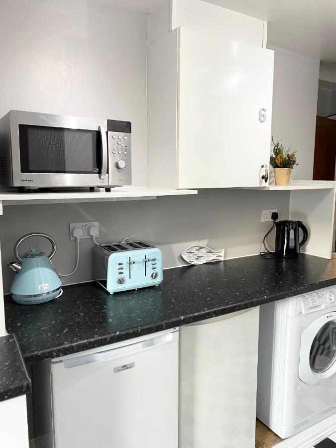 Cloud9 Guest House - By Coastline Retreats - Newly Renovated, Beautiful Ensuite Rooms Near Seafront In Town Centre, Netflix, Superfast Wifi, Communal Kitchen 伯恩茅斯 外观 照片