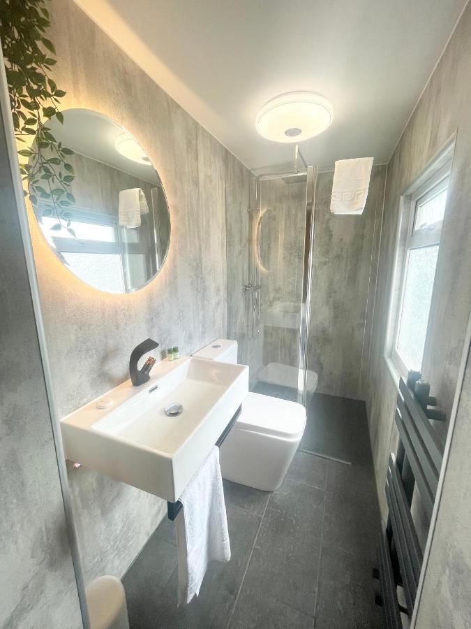 Cloud9 Guest House - By Coastline Retreats - Newly Renovated, Beautiful Ensuite Rooms Near Seafront In Town Centre, Netflix, Superfast Wifi, Communal Kitchen 伯恩茅斯 外观 照片