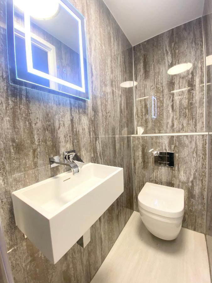 Cloud9 Guest House - By Coastline Retreats - Newly Renovated, Beautiful Ensuite Rooms Near Seafront In Town Centre, Netflix, Superfast Wifi, Communal Kitchen 伯恩茅斯 外观 照片