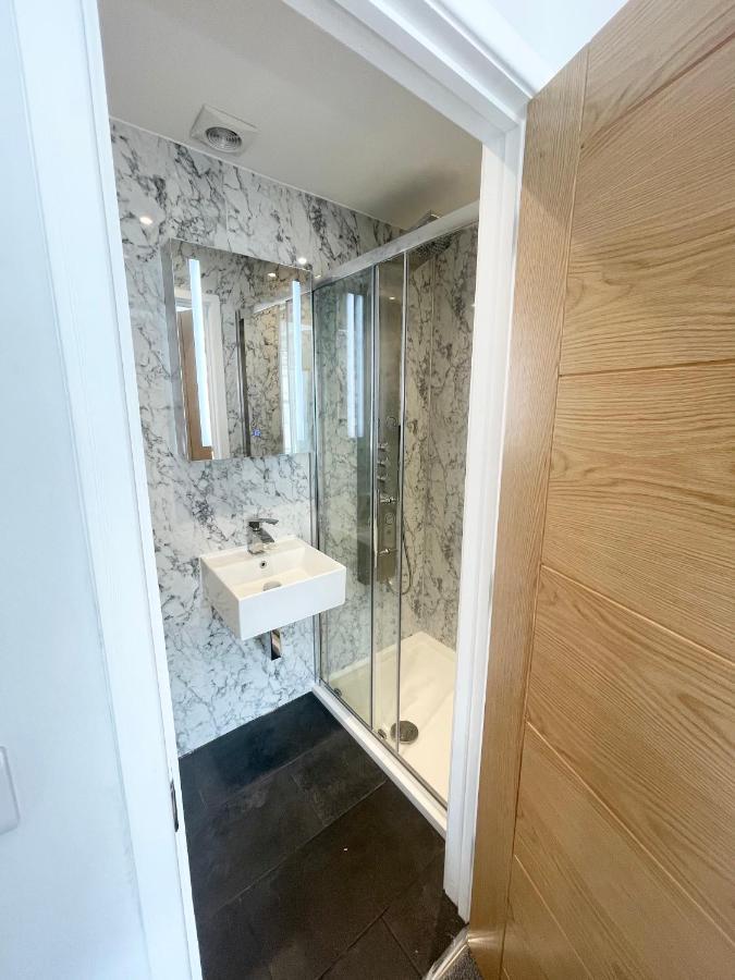 Cloud9 Guest House - By Coastline Retreats - Newly Renovated, Beautiful Ensuite Rooms Near Seafront In Town Centre, Netflix, Superfast Wifi, Communal Kitchen 伯恩茅斯 外观 照片