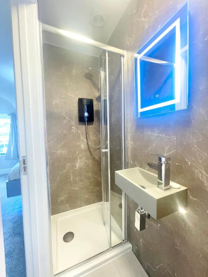 Cloud9 Guest House - By Coastline Retreats - Newly Renovated, Beautiful Ensuite Rooms Near Seafront In Town Centre, Netflix, Superfast Wifi, Communal Kitchen 伯恩茅斯 外观 照片