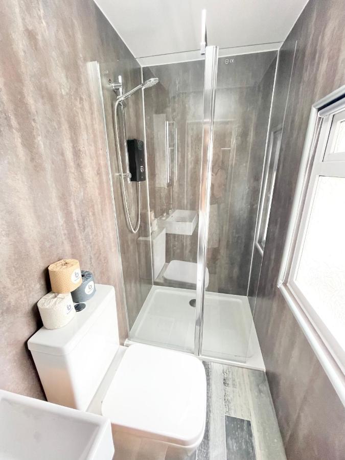 Cloud9 Guest House - By Coastline Retreats - Newly Renovated, Beautiful Ensuite Rooms Near Seafront In Town Centre, Netflix, Superfast Wifi, Communal Kitchen 伯恩茅斯 外观 照片