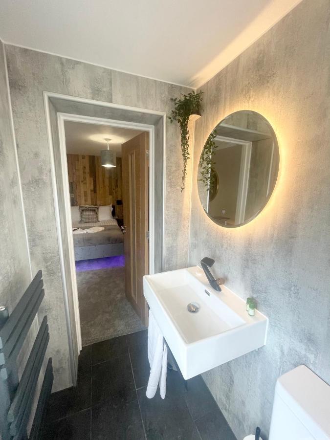 Cloud9 Guest House - By Coastline Retreats - Newly Renovated, Beautiful Ensuite Rooms Near Seafront In Town Centre, Netflix, Superfast Wifi, Communal Kitchen 伯恩茅斯 外观 照片
