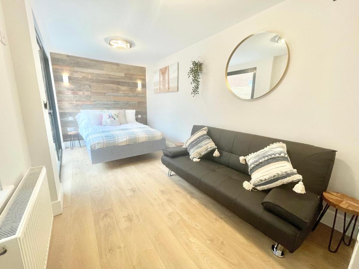 Cloud9 Guest House - By Coastline Retreats - Newly Renovated, Beautiful Ensuite Rooms Near Seafront In Town Centre, Netflix, Superfast Wifi, Communal Kitchen 伯恩茅斯 外观 照片