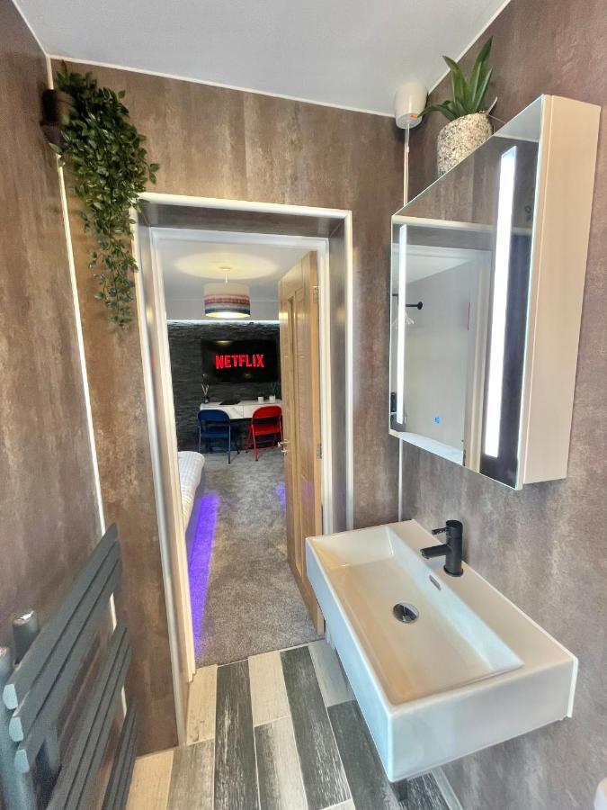 Cloud9 Guest House - By Coastline Retreats - Newly Renovated, Beautiful Ensuite Rooms Near Seafront In Town Centre, Netflix, Superfast Wifi, Communal Kitchen 伯恩茅斯 外观 照片