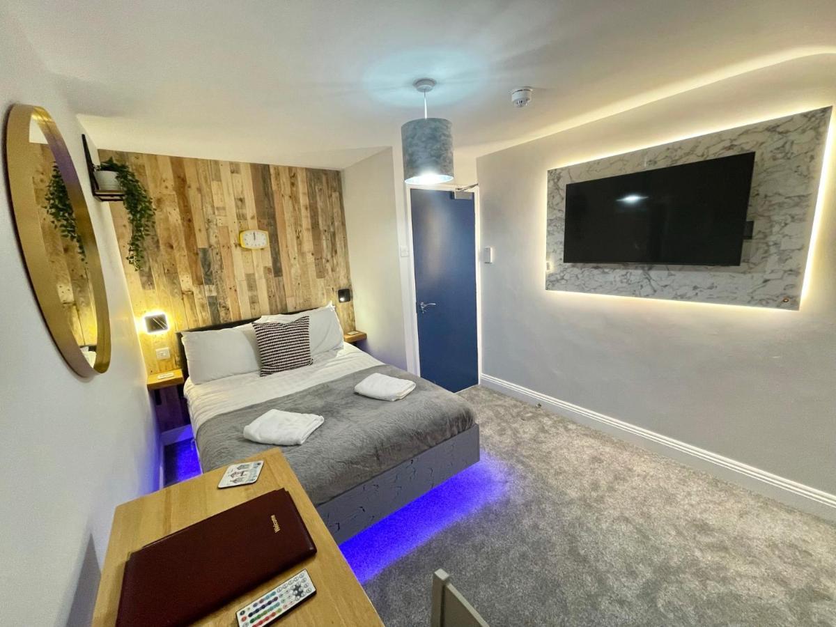 Cloud9 Guest House - By Coastline Retreats - Newly Renovated, Beautiful Ensuite Rooms Near Seafront In Town Centre, Netflix, Superfast Wifi, Communal Kitchen 伯恩茅斯 外观 照片