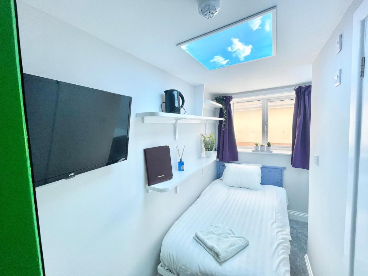Cloud9 Guest House - By Coastline Retreats - Newly Renovated, Beautiful Ensuite Rooms Near Seafront In Town Centre, Netflix, Superfast Wifi, Communal Kitchen 伯恩茅斯 外观 照片