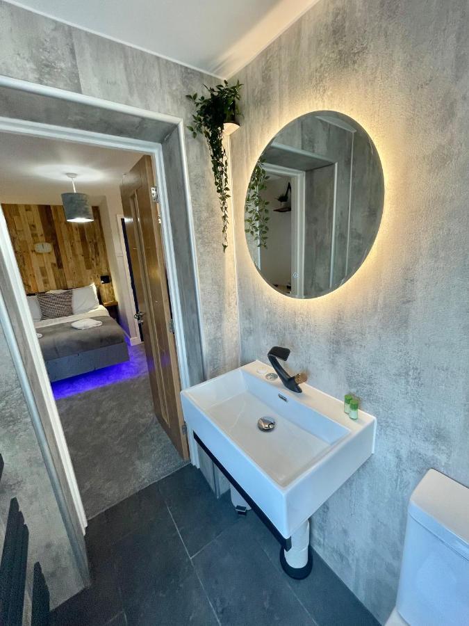 Cloud9 Guest House - By Coastline Retreats - Newly Renovated, Beautiful Ensuite Rooms Near Seafront In Town Centre, Netflix, Superfast Wifi, Communal Kitchen 伯恩茅斯 外观 照片