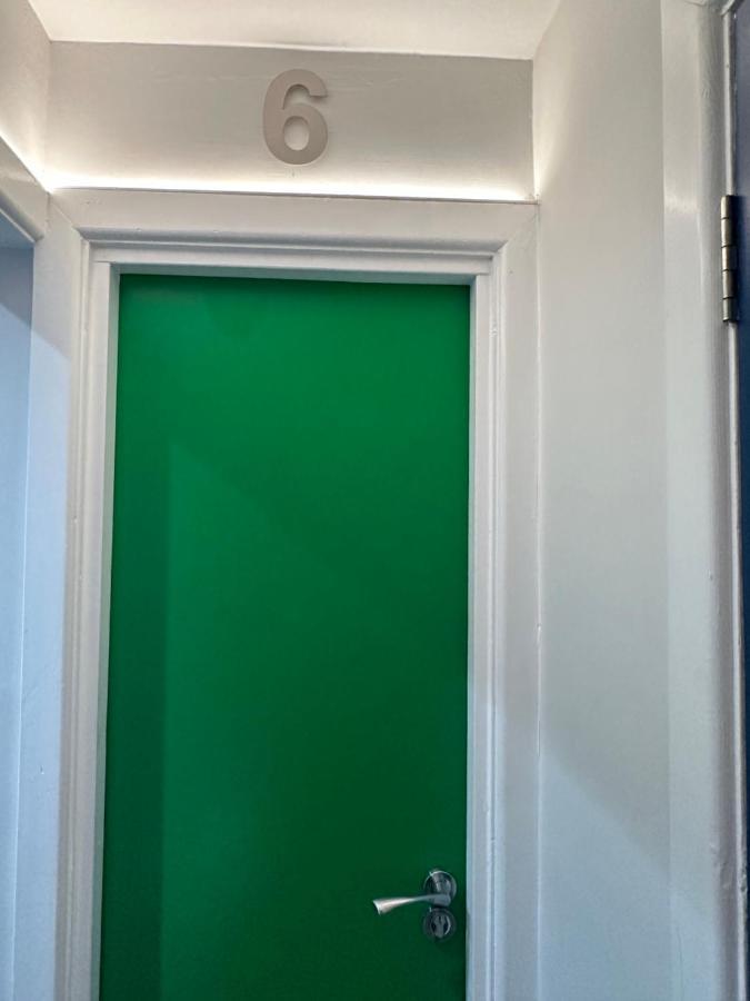 Cloud9 Guest House - By Coastline Retreats - Newly Renovated, Beautiful Ensuite Rooms Near Seafront In Town Centre, Netflix, Superfast Wifi, Communal Kitchen 伯恩茅斯 外观 照片